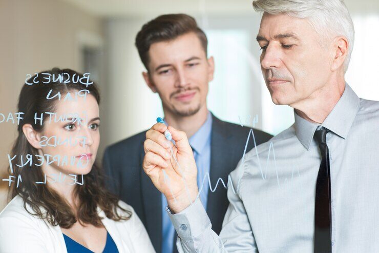 business-leader-drawing-graph-coaching-colleagues_1262-1689
